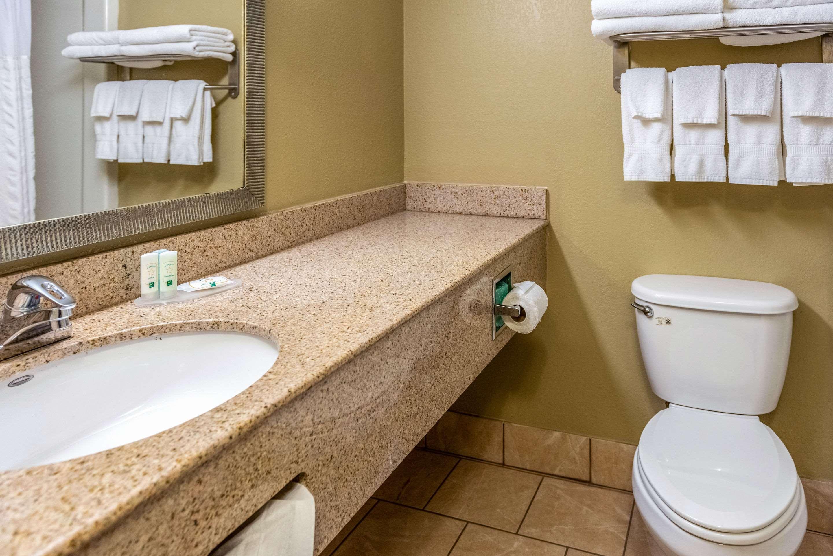Quality Inn & Suites Seville Екстер'єр фото