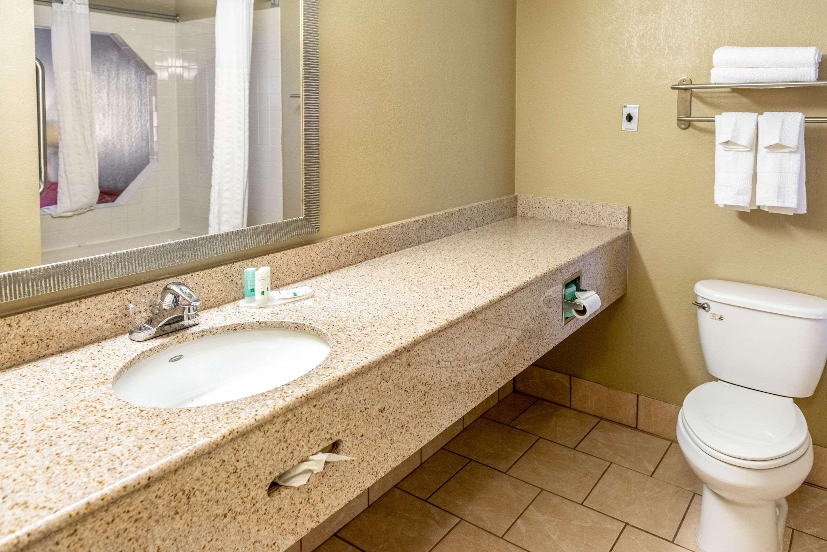 Quality Inn & Suites Seville Екстер'єр фото