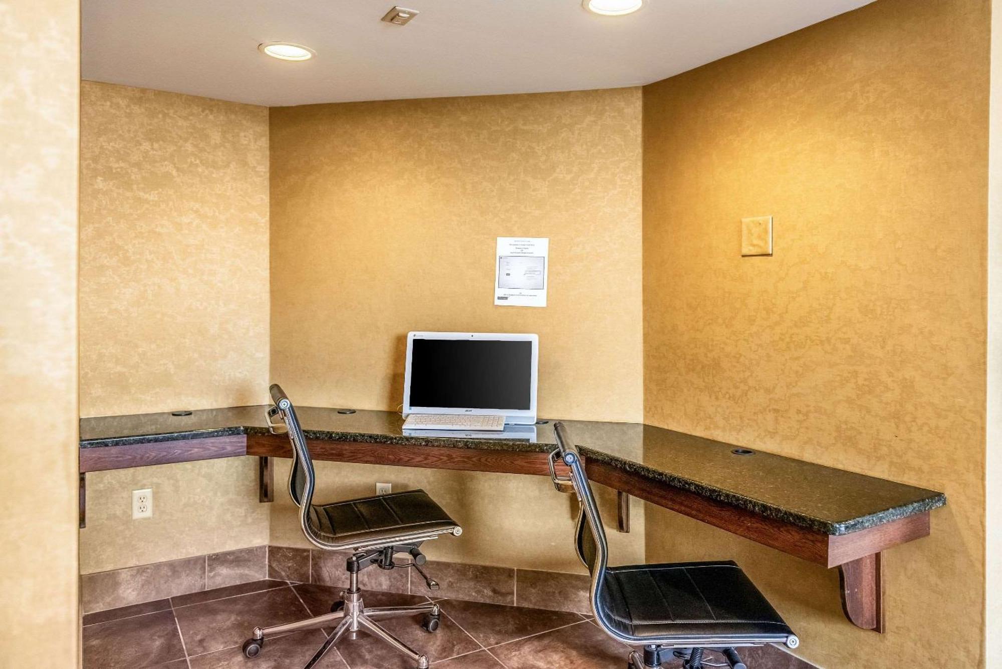 Quality Inn & Suites Seville Екстер'єр фото