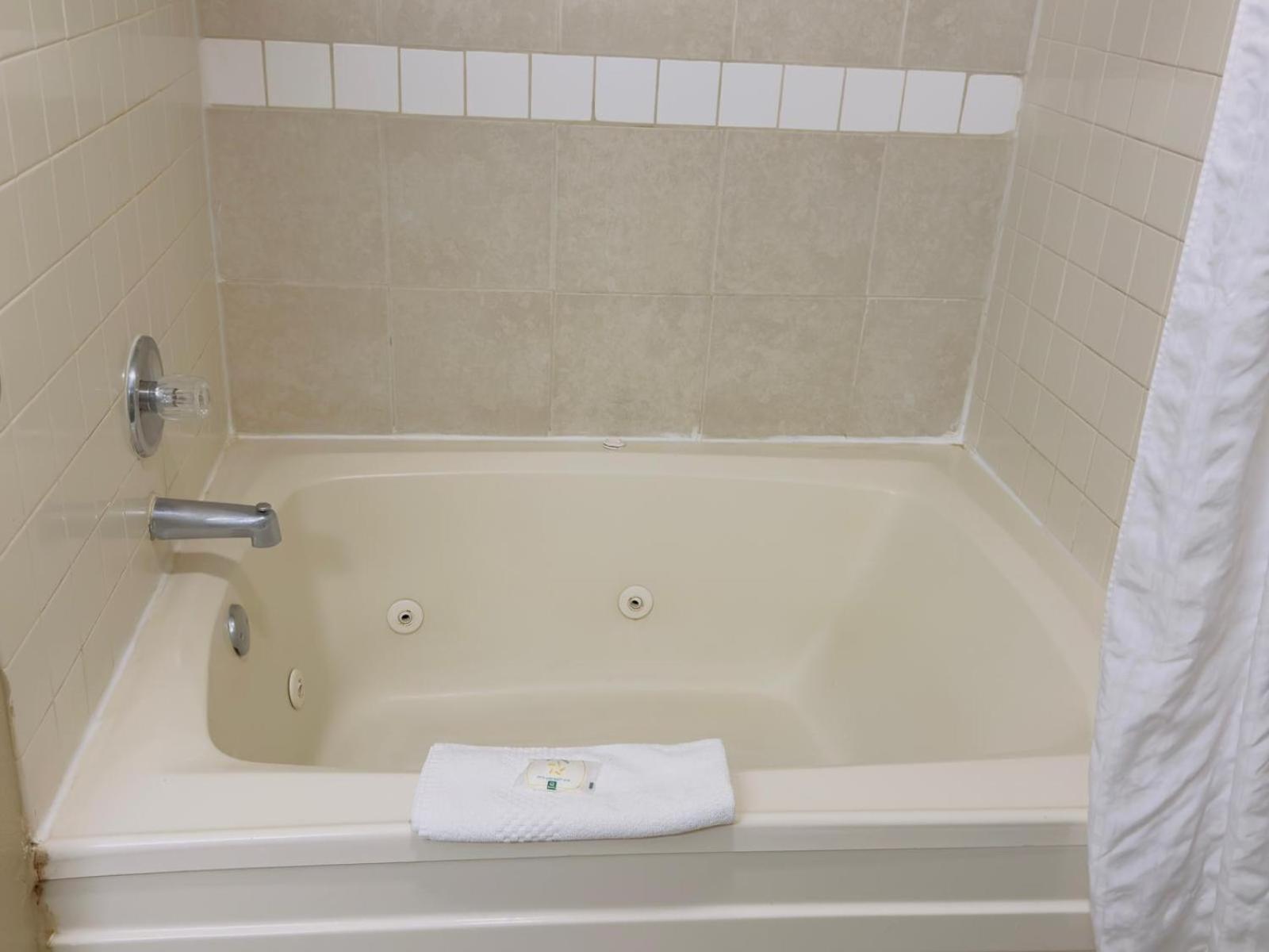 Quality Inn & Suites Seville Екстер'єр фото